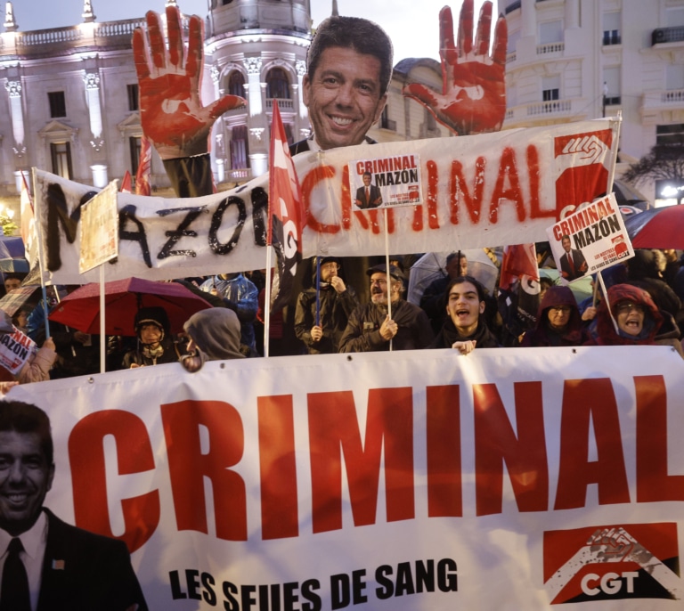 Miles de manifestantes recorren las calles de Valencia para exigir la dimisión de Mazón: "Las víctimas no se olvidan"