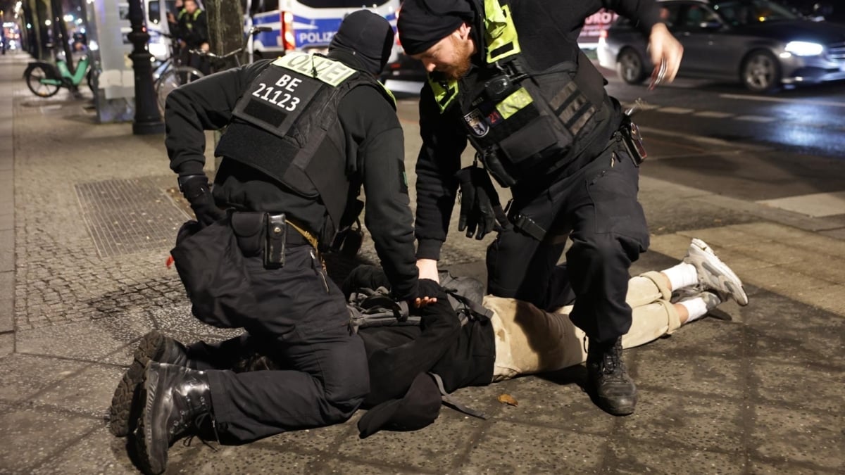 Dos policías detienen a un hombre junto al monumento al Holocausto en Berlín.