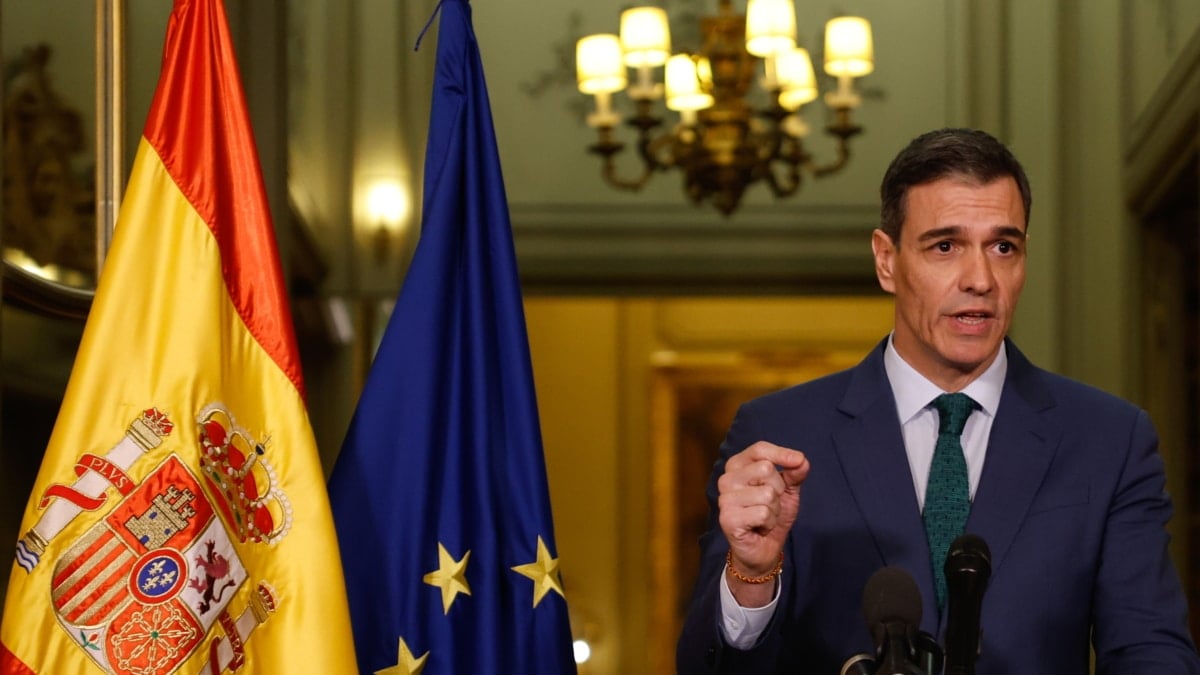 Paris (France), 17/02/2025.- Spanish Prime Minister Pedro Sanchez gives a press briefing inside the Spanish Embassy after a meeting at the Elysee Palace on the war in Ukraine and European security, in Paris, France, 17 February 2025. (Francia, España, Ucrania) EFE/EPA/MOHAMMED BADRA