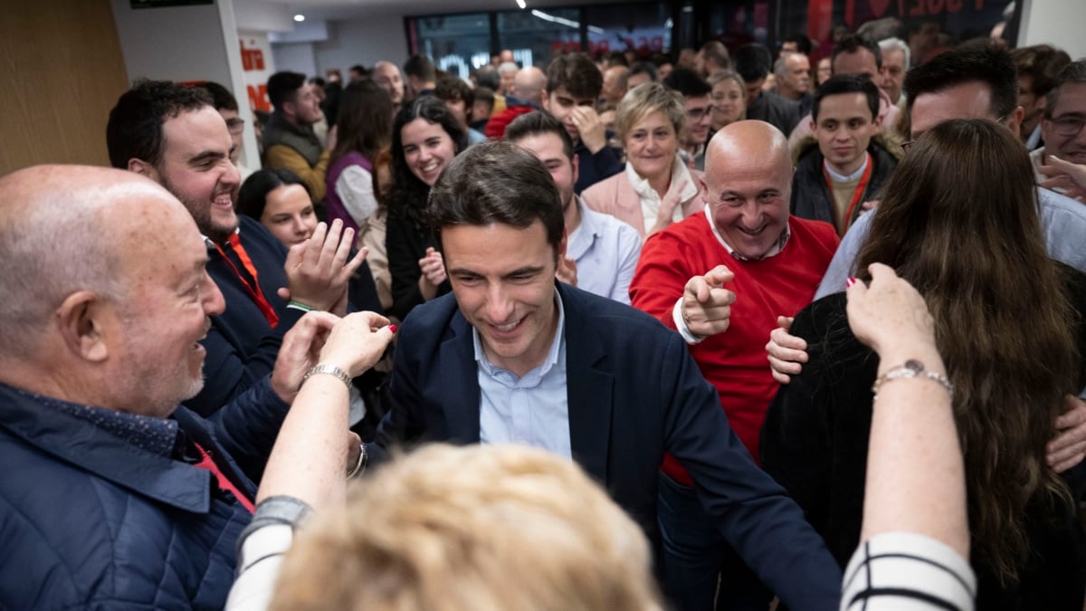 SANTANDER (CANTABRIA), 16/02/2025.- El ganador de las primarias a la Secretaría General del PSOE de Cantabria, Pedro Casares, celebra el triunfo junto a los militantes este domingo en Santander. EFE/Pedro Puente Hoyos