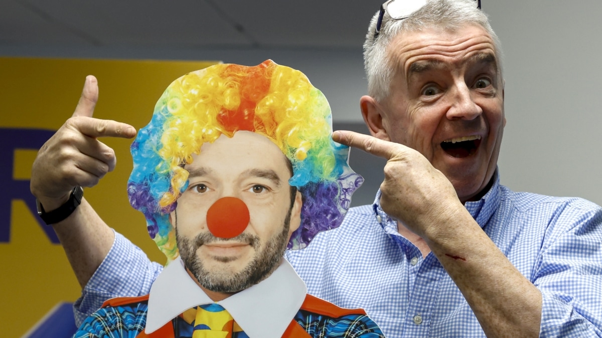 Ryanair viste de payaso al ministro Bustinduy y le tilda de "loco" por las multas por el equipaje