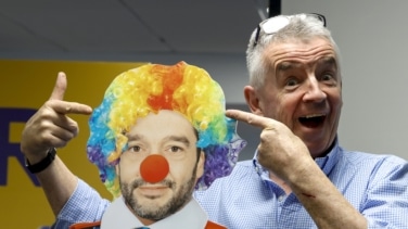 Ryanair viste de payaso al ministro Bustinduy y le tilda de "loco" por las multas por el equipaje