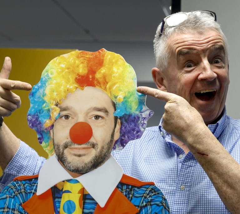 Ryanair viste de payaso al ministro Bustinduy y le tilda de "loco" por las multas por el equipaje