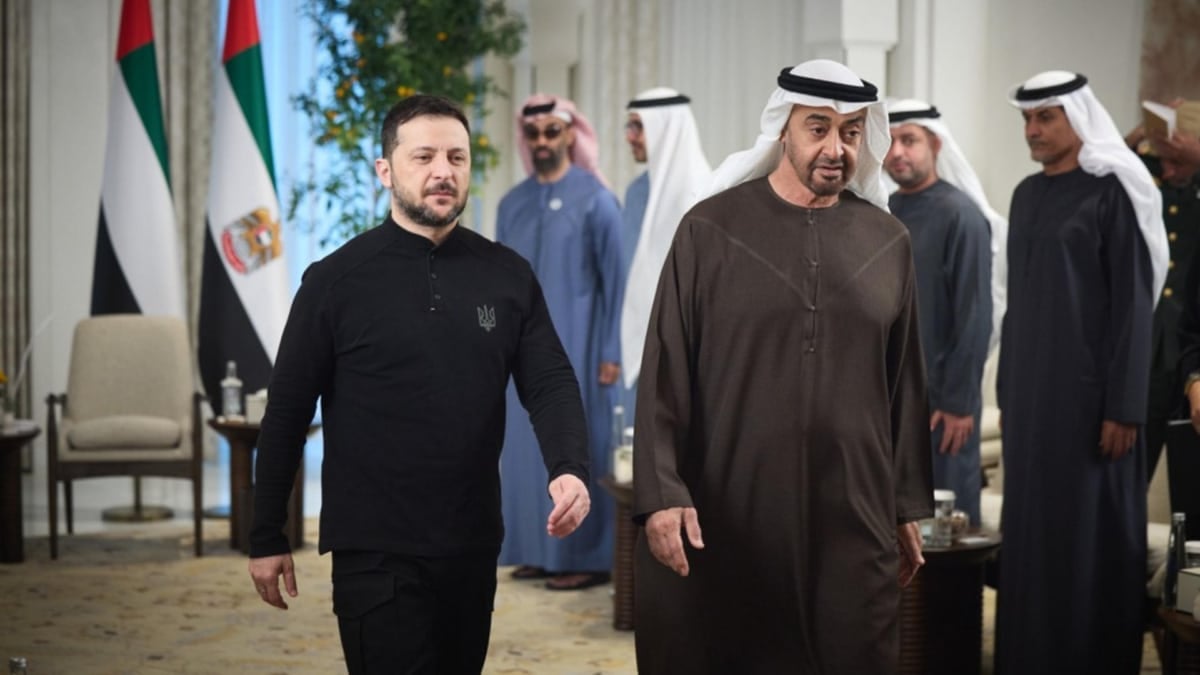 Zelenski, en Abu Dabi, con el presidente de los EAU, Muhammad bin Zayed Al Nahyan.