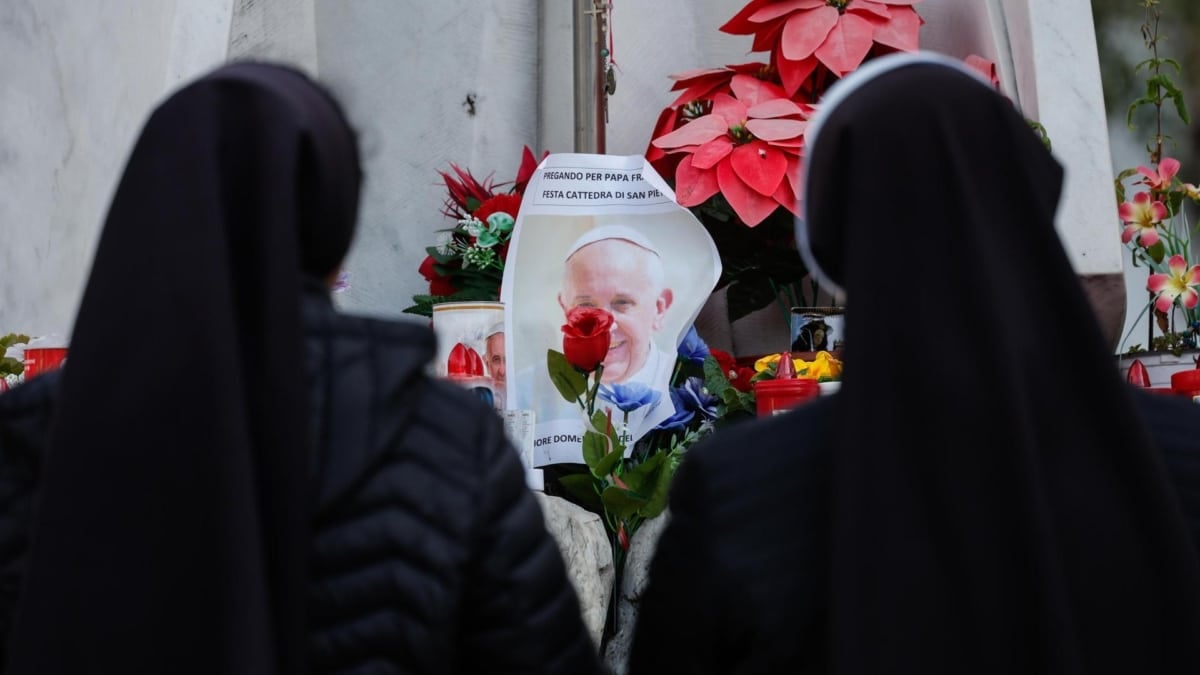 Dos monjas a las puertas del hospital Gemelli de Roma donde está ingresado el Papa.