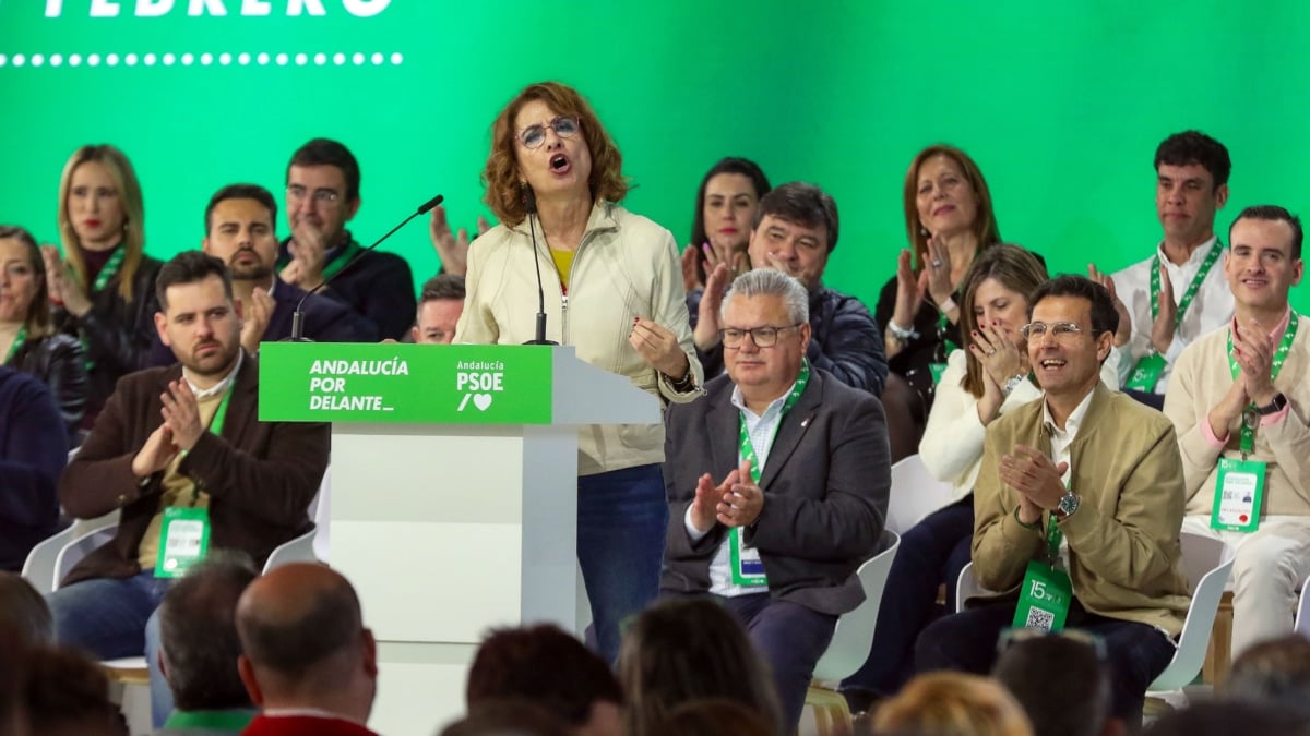 ARMILLA (GRANADA), 23/02/2025.- La vicepresidenta primera del Gobierno y secretaria general del PSOE-A, María Jesús Montero (c), durante su intervención en la clausura del 15º Congreso del Partido Socialista Andaluz este domingo, en Armilla, Granada. EFE/Pepe Torres