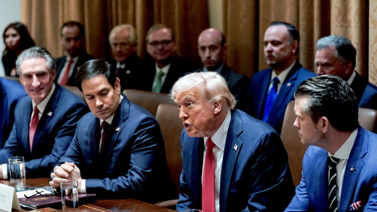 El presidente estadounidense, Donald Trump, rodeado de los miembros de su gabinete en la primera reunión que celebran durante este mandato.