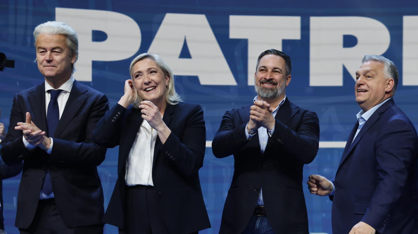 Abascal, al término de la cumbre en el Hotel Marriott Auditorium de Madrid, junto a Marine Le Pen, Viktor Orban y Geert Wilders (d)