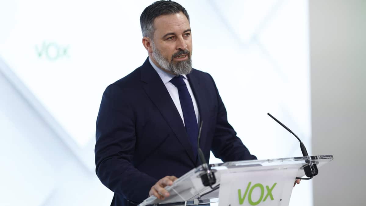 El líder de Vox, Santiago Abascal, interviene en la rueda de prensa del partido, celebrada este lunes en la sede nacional de Madrid