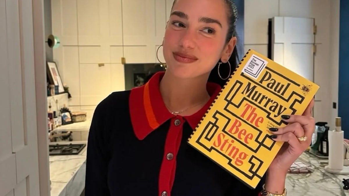 Dua Lipa con el libro "The Bee Sting" de Paul Murray, para su club de lectura 'Service95'