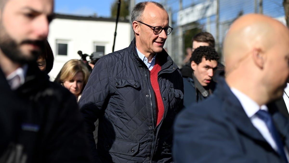 El candidato de la Unión a la Cancillería, Friedrich Merz, poco después de votar en Ansberg.