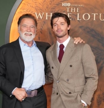 Arnold y Patrick Schwarzenegger, padre e hijo, durante la presentación de la tercera temporada de la serie de HBO 'The White Lotus'