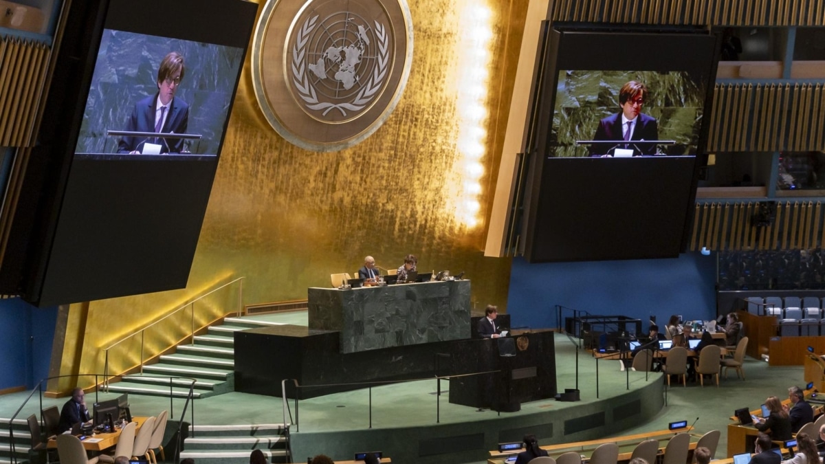 El embajador francés, Nicolás de Riviere, habla ante la Asamblea General de la ONU antes de que vote la retirada de las tropas rusas de Ucrania, este lunes en Nueva York.