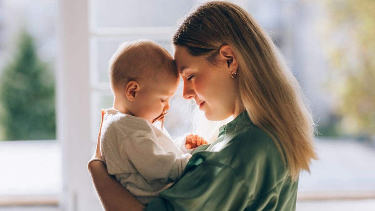 Una madre junto a su hijo