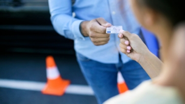 Las comunidades que ofrecen ayudas para sacarse el carnet de conducir