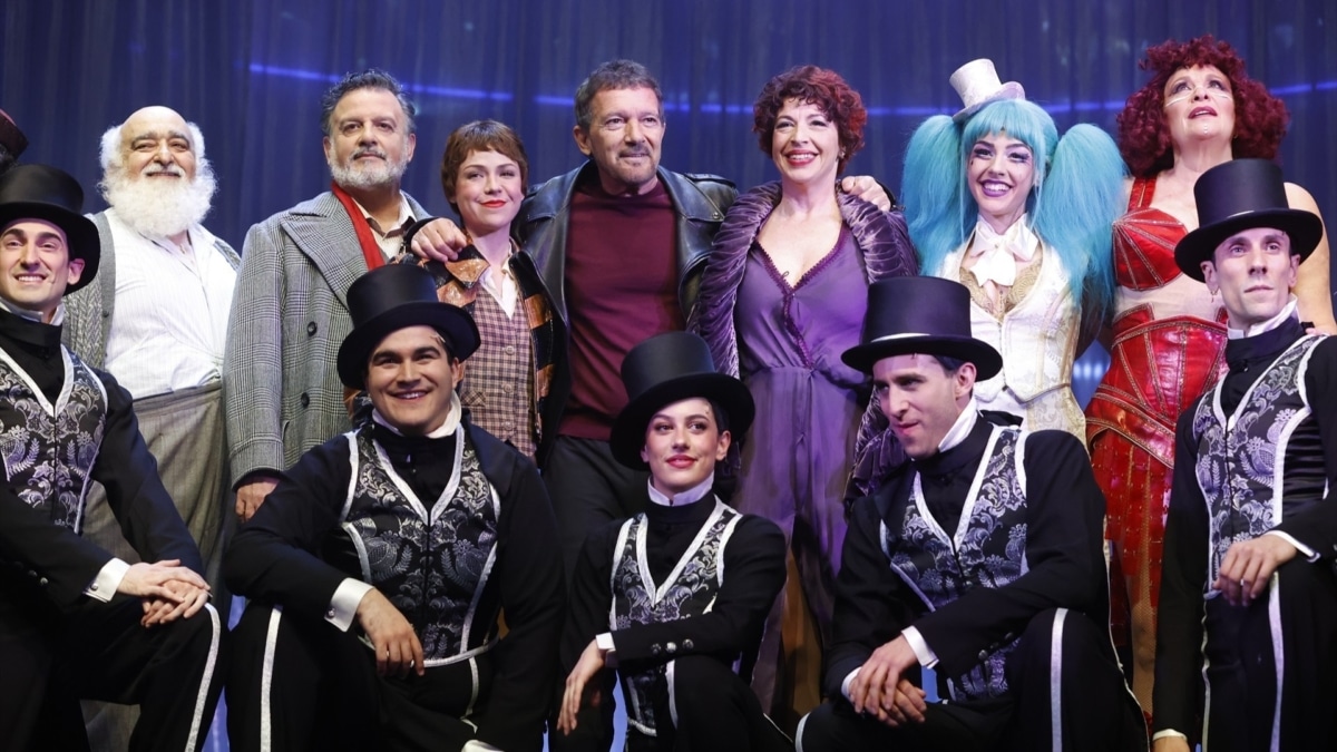 Antonio Banderas rodeado de parte del elenco de Gypsy, entre ellos Carlos Seguí, Lydia Fairén, Marta Ribera, Laia Prats y Marta Valverde, durante la presentación del musical en Madrid el 4 de febrero de 2025.