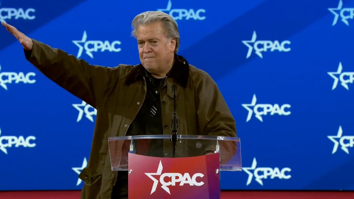 Steve Bannon en Washington haciendo un gesto nazi