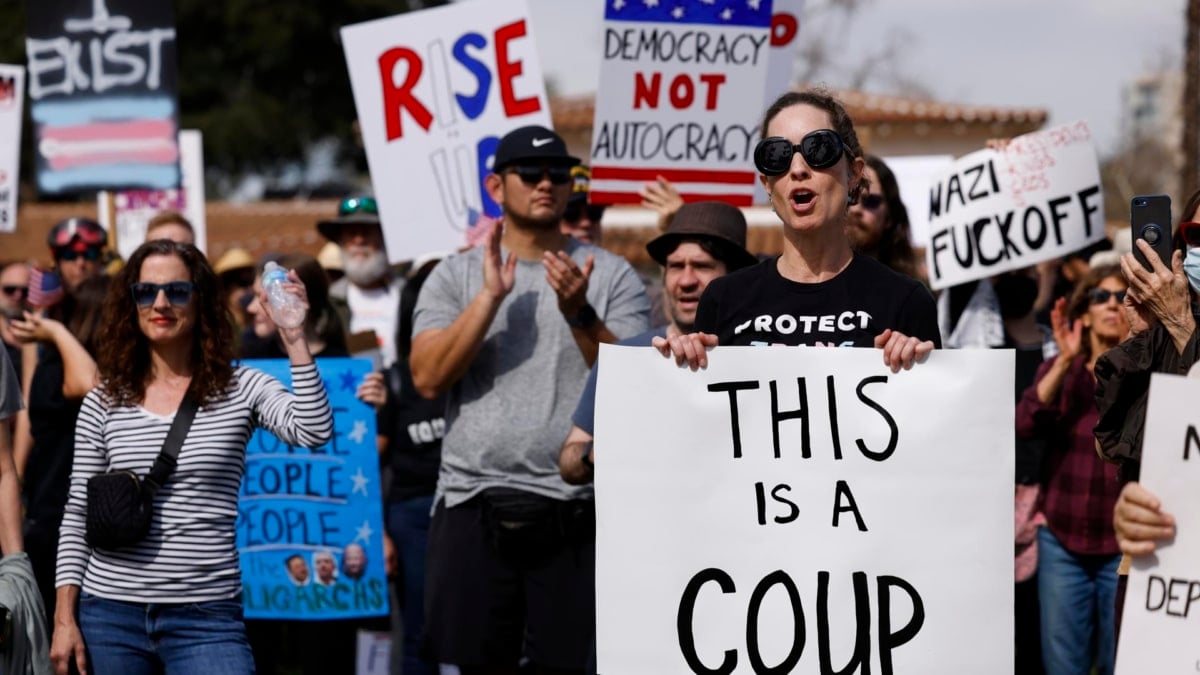 Una manifestante sostiene una pancarta en la que se lee 'Esto es un golpe de Estado', este lunes en una protesta en North Hollywood, California.