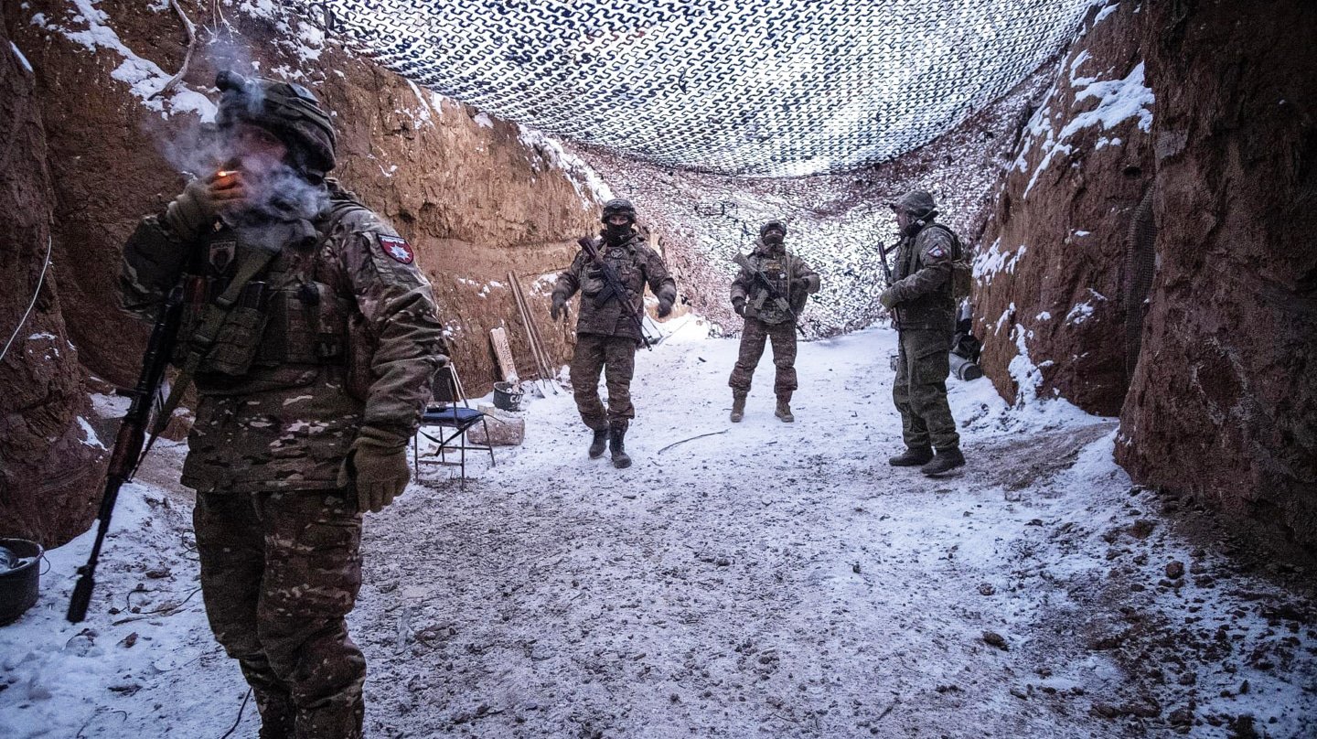 Miembros de la brigada de asalto Lyut en la línea de frente en Toretsk