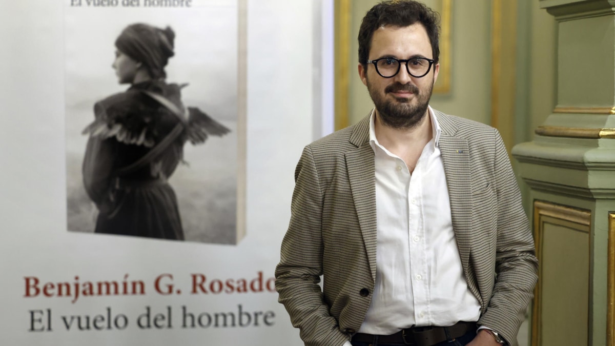 El periodista abulense Benjamín G. Rosado ha ganado el Premio Biblioteca Breve 2025 con 'El vuelo del hombre'