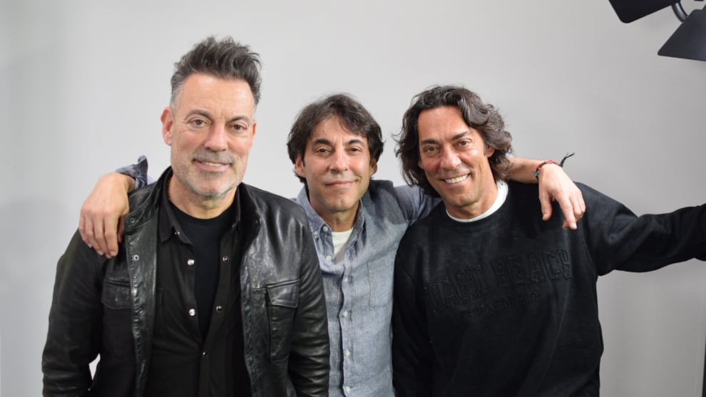 Los hermanos Quijano (Manuel, Raúl y Óscar), fotografiados en la sede de Warner en Madrid el 4 de febrero de 2025.