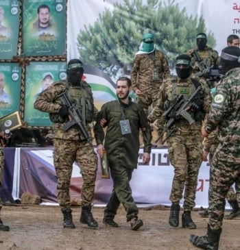 Hamas entrega seis rehenes mientras Israel se prepara para liberar a 620 [...]