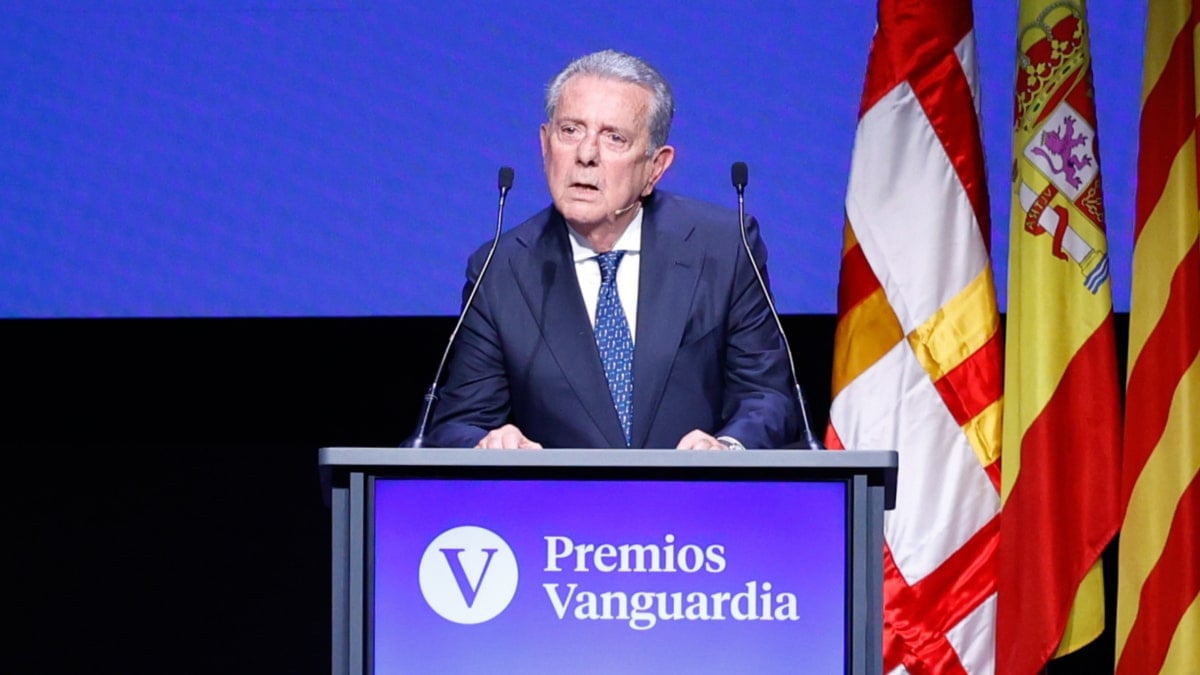 El conde de Godó y presidente-editor de La Vanguardia, Javier Godó, interviene durante la entrega de Premios Vanguardia