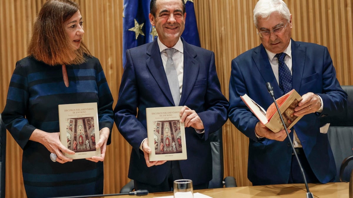 Bono, en la presentación de su libro, junto a Armengol y Barreda.