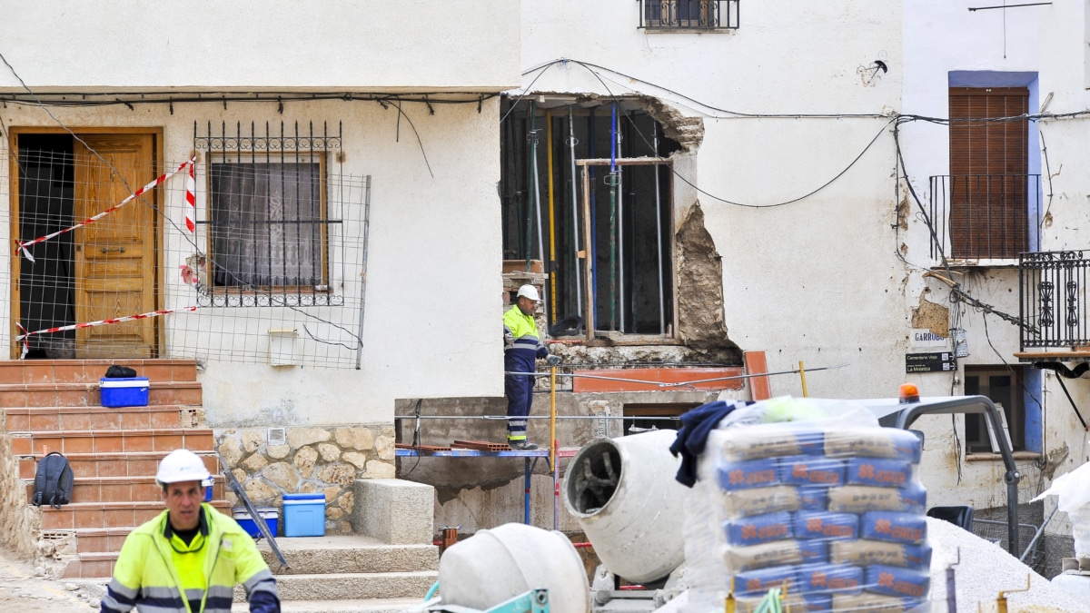 Varios operarios trabajan en la reconstrucción de la localidad de Letur tras los daños provocados por la dana del pasado octubre.