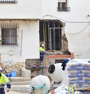 El Gobierno regularizará a 26.000 migrantes afectados por la DANA