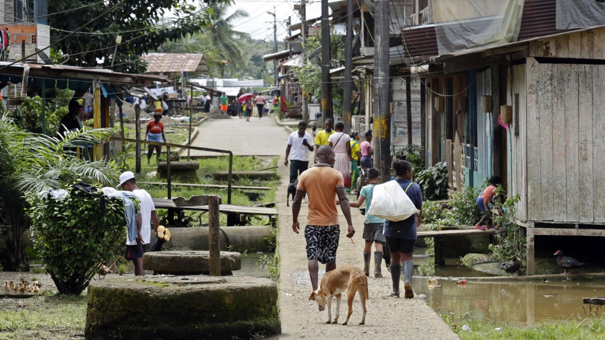 Vista general de una calle el 23 de noviembre de 2022 en la población de Pie de Pató, departamento del Chocó (Colombia)