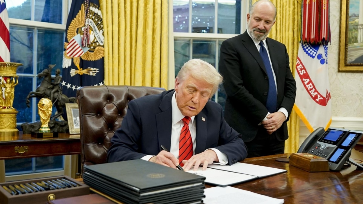 El presidente estadounidense, Donald Trump, firma órdenes ejecutivas en el Despacho Oval acompañado por el secretario de Comercio, Howard Lutnick.