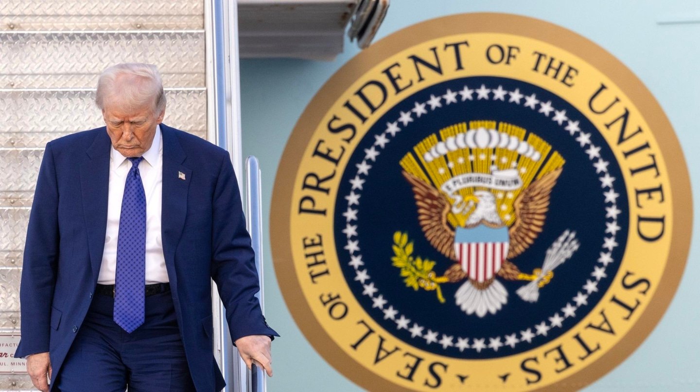 El presidente de EEUU, Donald Trump, se baja del avión Air Force One tras aterrizar en el aeropuerto de West Palm Beach, en Florida.