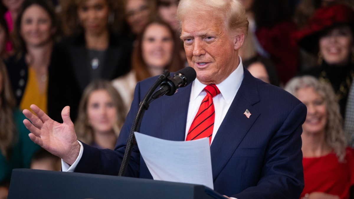 El presidente estadounidense, Donald Trump, habla durante un evento antes de firmar una orden ejecutiva relacionada con las deportistas transgénero