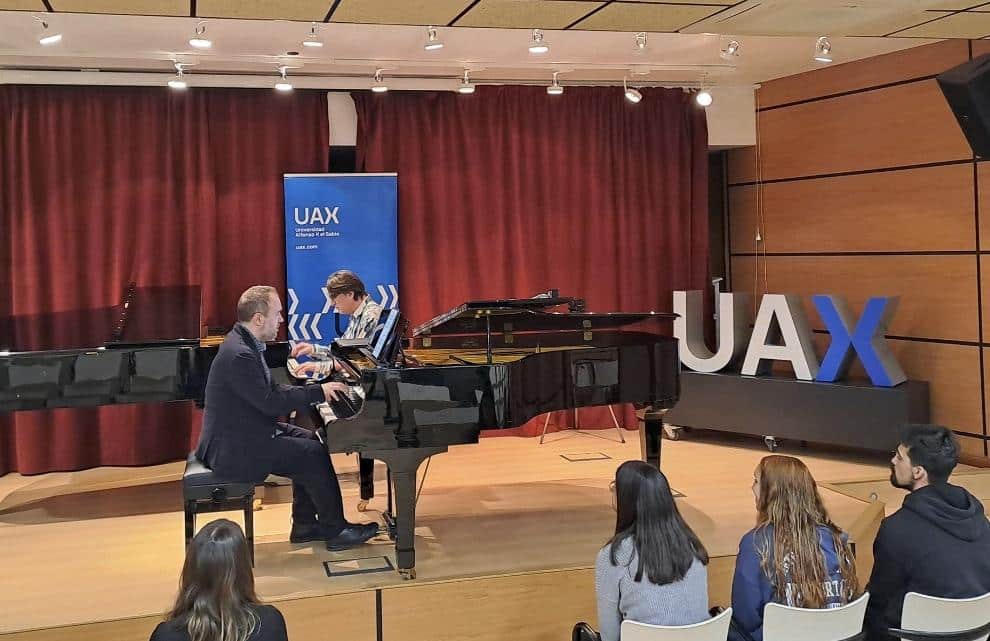 Los pianistas Dorantes y Moisés P. Sánchez ensayan la obra que estrenarán en el Festival Piano Day en la Facultad de la Música