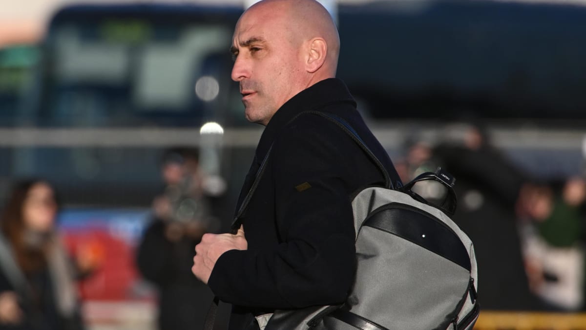 El expresidente de la Federación Española de Fútbol (RFEF) Luis Rubiales, acusado de agresión sexual y coacciones, a su llegada este lunes a la Audiencia Nacional