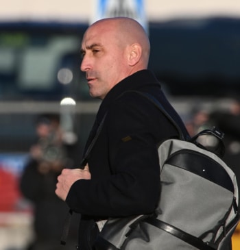 El expresidente de la Federación Española de Fútbol (RFEF) Luis Rubiales, acusado de agresión sexual y coacciones, a su llegada este lunes a la Audiencia Nacional