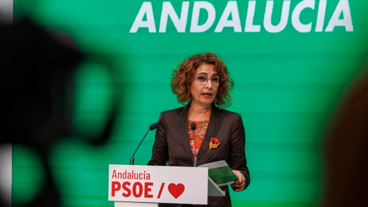 GRAFAND6429. SEVILLA, 14/02/2025.- La vicepresidenta primera del Gobierno y ministra de Hacienda, María Jesús Montero, aseguró que la tributación en el IRPF de los perceptores del Salario Mínimo Interprofesional afectará solo al 20 por ciento de los mismos y añadió que, a su juicio, se debe "acompasar la fiscalidad" a la subida del SMI, en rueda de prensa tras reunirse con la secretaria general de CCOO de Andalucía, Nuria López, este viernes en Sevilla. EFE/ Julio Muñoz