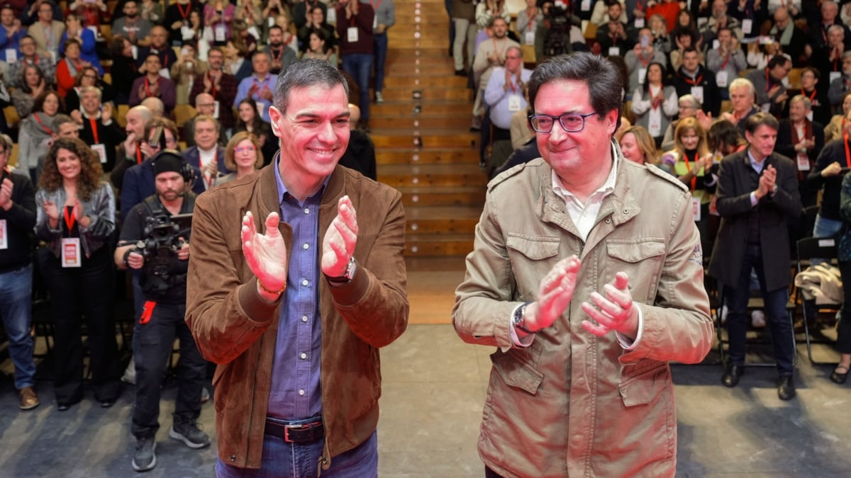 LEGANÉS (MADRID), 02/02/2025.- El secretario general del PSOE y presidente del Gobierno, Pedro Sánchez (i), y el ministro para la Transformación Digital y de la Función Pública, Oscar López, en la jornada de clausura del 15 Congreso Regional del PSOE de Madrid este domingo en la universidad Carlos III de Leganés. EFE/Borja Sánchez-Trillo