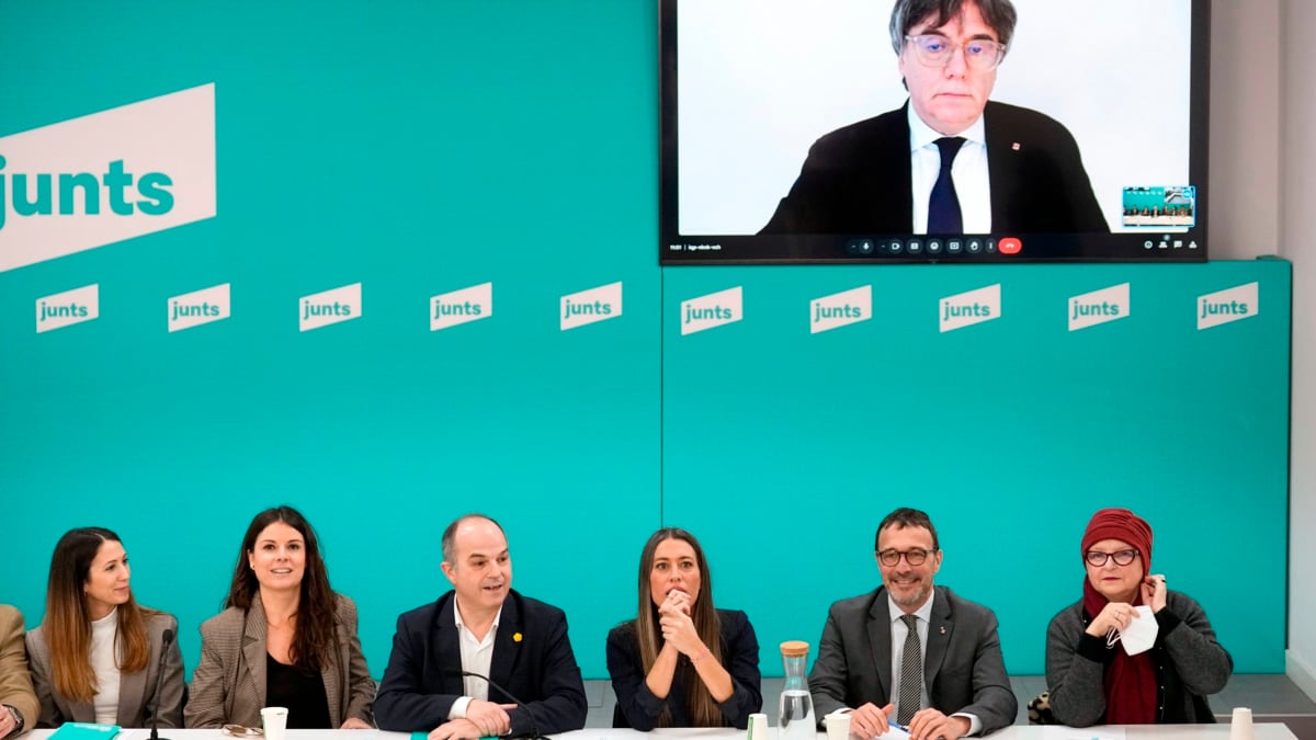 GRAFCAT4288. BARCELONA, 24/02/2025.- El secretario general de Junts, Jordi Turull (3i), junto a la vicepresidenta, Miriam Nogueras (3d), y el portavoz Josep Rius (2d), entre otros, durante la reunión de la ejecutiva nacional del partido que preside Carles Puigdemont (en la pantalla), que se celebra para valorar la petición del verificador internacional para que sea retirada la proposición no de ley de Junts que insta al presidente del Gobierno, Pedro Sánchez, a someterse a una cuestión de confianza, que mañana se debería debatir en el Congreso. EFE/Enric Fontcuberta