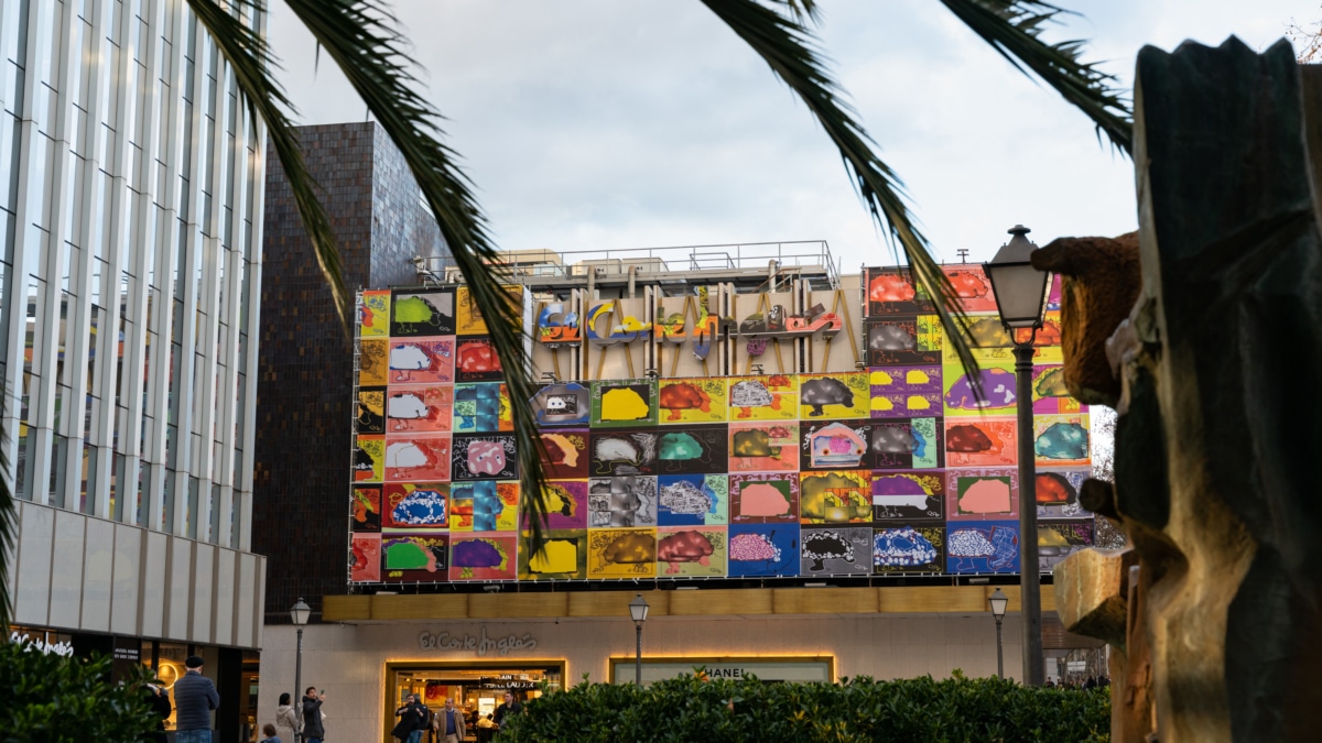 Fachada de El Corte Inglés de Serrano con la obra de Luis Gordillo