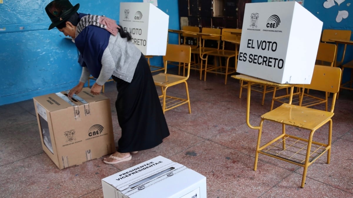 Una mujer vota en las elecciones en Ecuador