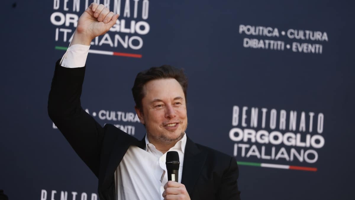 El CEO de Tesla, Elon Musk, habla en un evento organizado por el partido Fratelli en Italia.