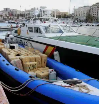 Muere un narco tras chocar con un barco de la Guardia Civil