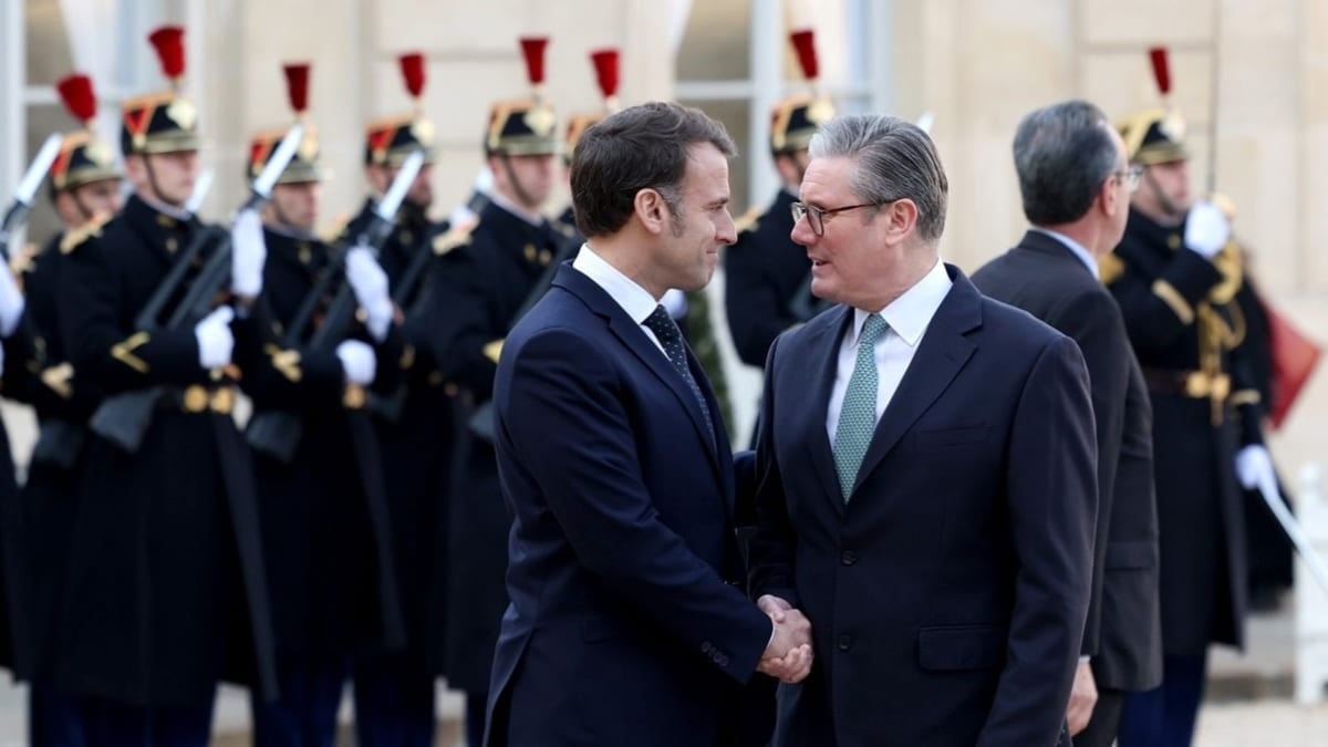 El presidente francés, Emmanuel Macron, y el primer ministro británico, Keir Starmer, este lunes en París.