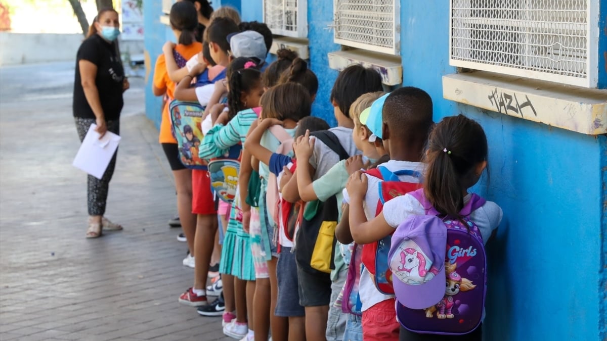 Varios niños hacen fila en Madrid, en una imagen de archivo.