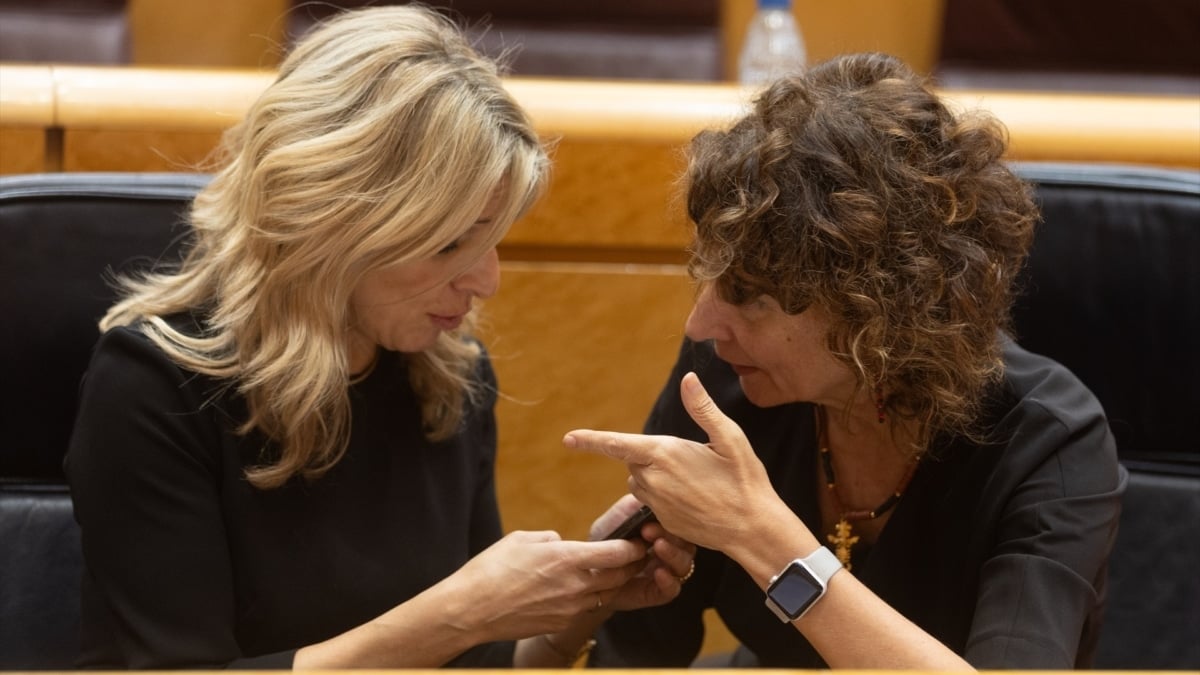 La ministra de Trabajo, Yolanda Díaz (i) y la y ministra de Hacienda, María Jesús Montero, durante un pleno del Congreso de los Diputados, en una imagen de archivo.