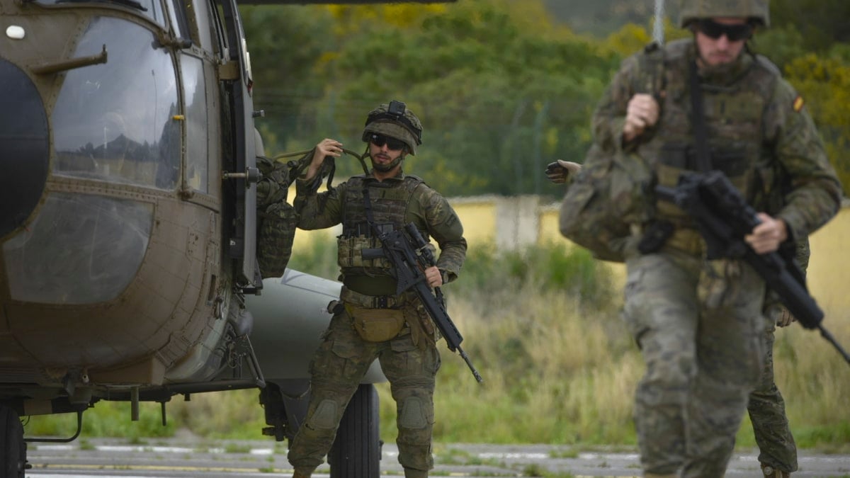 Dos militares durante un ejercicio en Ceuta, en una imagen de archivo.