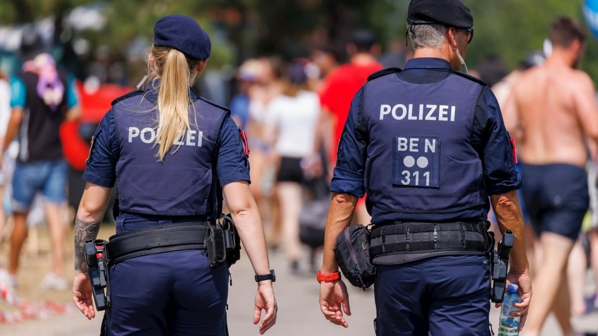 Foto de archivo de dos agentes de Policía en Austria