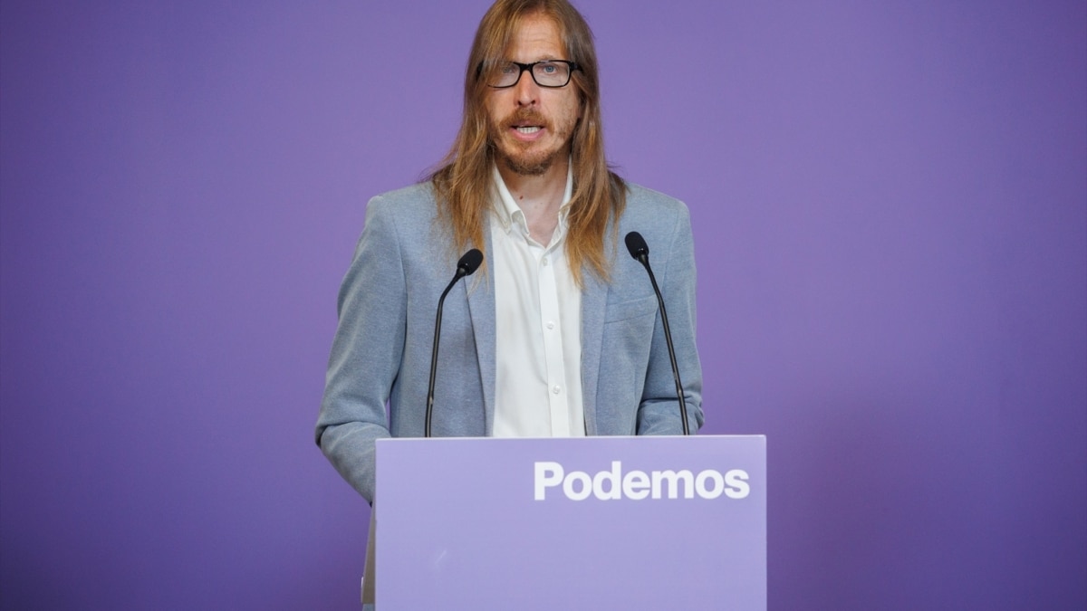 El secretario de Organización y Portavoz de Podemos, Pablo Fernández, durante una rueda de prensa